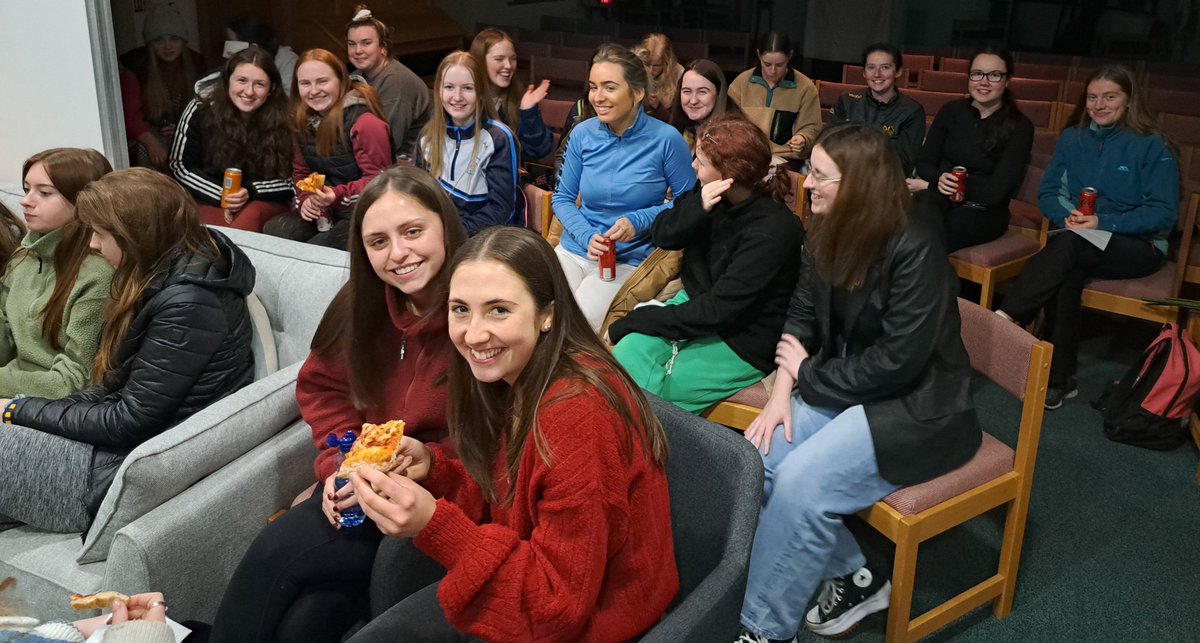 GaeilgeCSA's tweet photo. Mic léinn agus cairde na Gaeilge ag oscailt oifigiúil an tSeomra Caidrimh @StAngelasSligo 💚 https://t.co/gr11yyGgUF