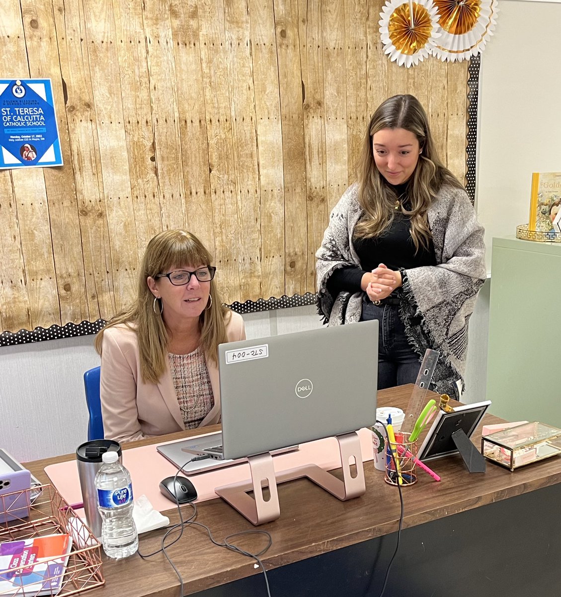 StTeresaC_YCDSB's tweet photo. Superintendent Sawicky came for a visit at STC today! She joined our morning announcements, met with Student Government &amp; chatted w/ Gr. 7s about their Geography projects! We’re grateful for her support &amp; leadership! Thanks for celebrating our students with us. @laurasawicky https://t.co/sFlTd3myJe