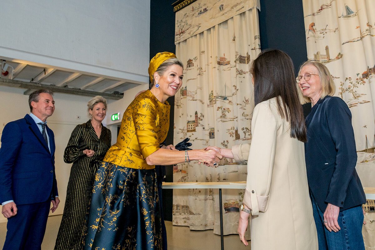 Het is in allerlei opzichten een bijzonder project: de nieuwe gordijnen voor Huis ten Bosch, vervaardigd in <a href="/TextielMuseum/">TextielMuseum</a> in samenspraak met natuurlijk Maxima zelf (die mee heeft borduurd), 150 borduursters uit het land en ontwerpers. Ook hier: met samen maken maak je meer 👌🏽