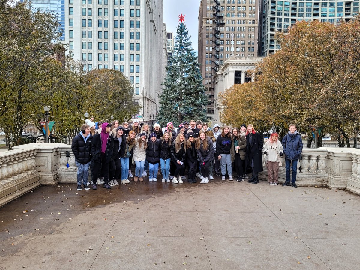 VJAGermanClub's tweet photo. German 4 had so much fun speaking German today at the Christkindlmarkt in Chicago.   @AndrewHS_d230 https://t.co/SKPW2MPo7a