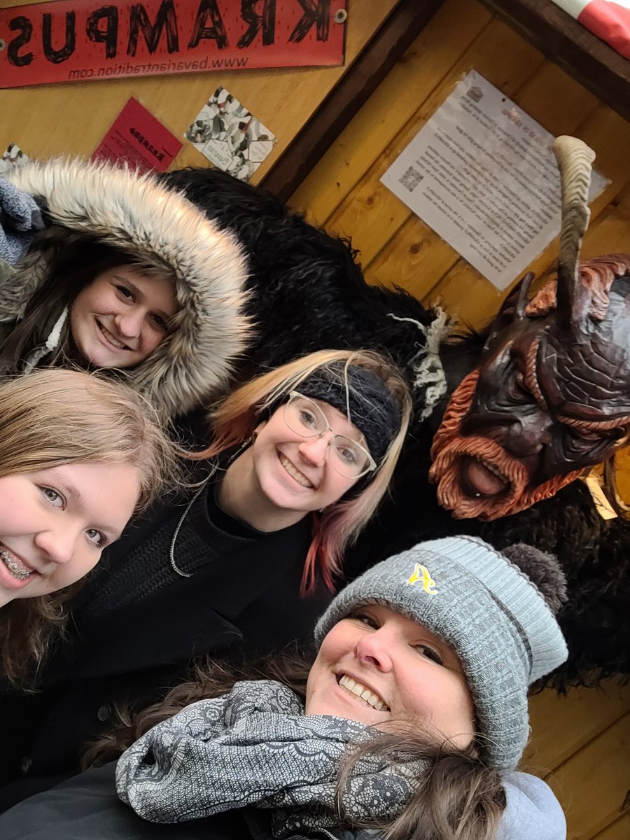 VJAGermanClub's tweet photo. German 4 had so much fun speaking German today at the Christkindlmarkt in Chicago.   @AndrewHS_d230 https://t.co/SKPW2MPo7a