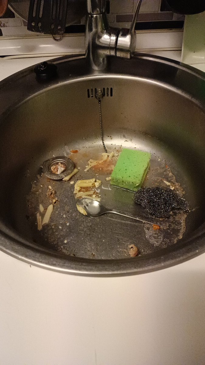 uffsamur's tweet photo. ¡Amigos! Os traigo el hilo de la infravivienda: cinco meses compartiendo piso con guarros

El fregadero:

Por qué simplemente no tirar la comida a LA BASURA?? https://t.co/CtEkJWYF9S