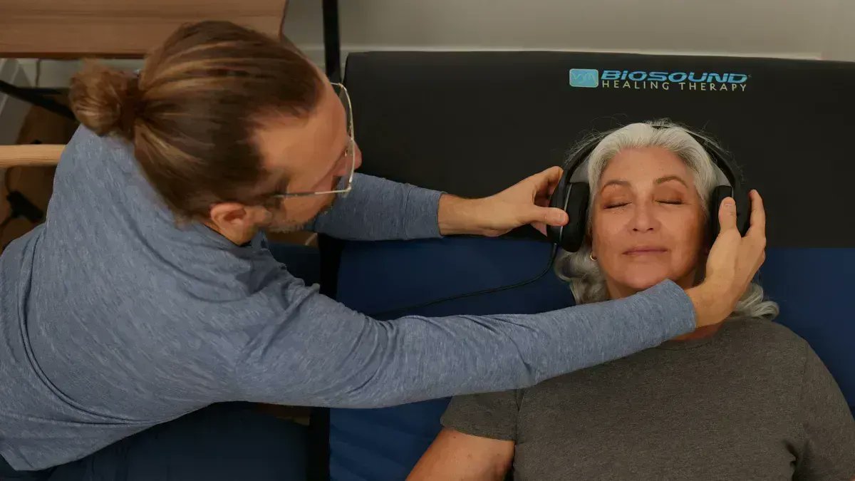dimensionsreset's tweet photo. Newest addition to #dimensionsretreats is #Biosound therapy. Treatments use sound and vibration to reduce stress, by relaxing the nervous system, lowering heart rate and cortisol levels. Read more on our blog: https://t.co/MD7Mi0a1VA https://t.co/yFMy99Wbmj
