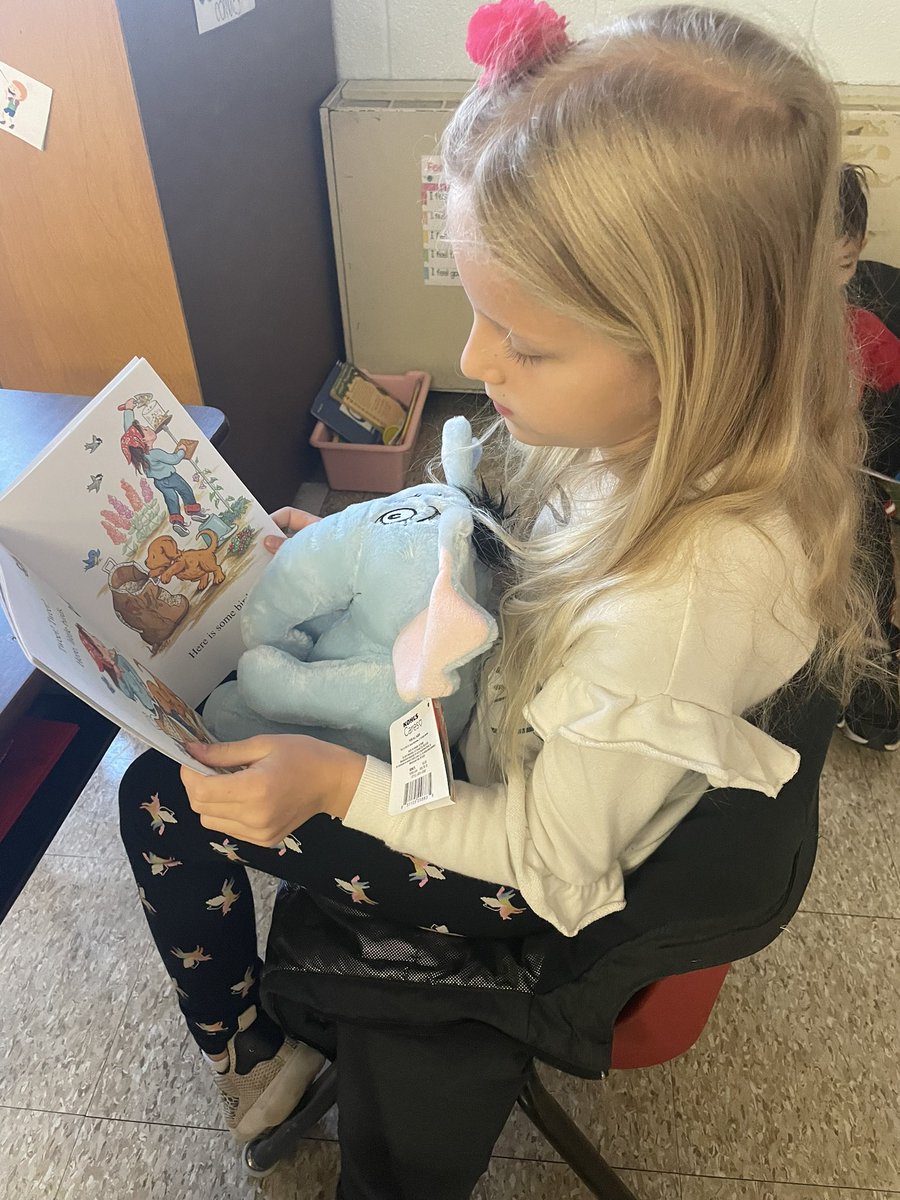 mrssnidersclass's tweet image. D.E.A.R time in first grade! We had a PTA guest reader, and students got to choose a new book to take home thanks to PTA! ❤️#dolphinbest #readersareleaders @officialSPS @TEAMDISNEYPod