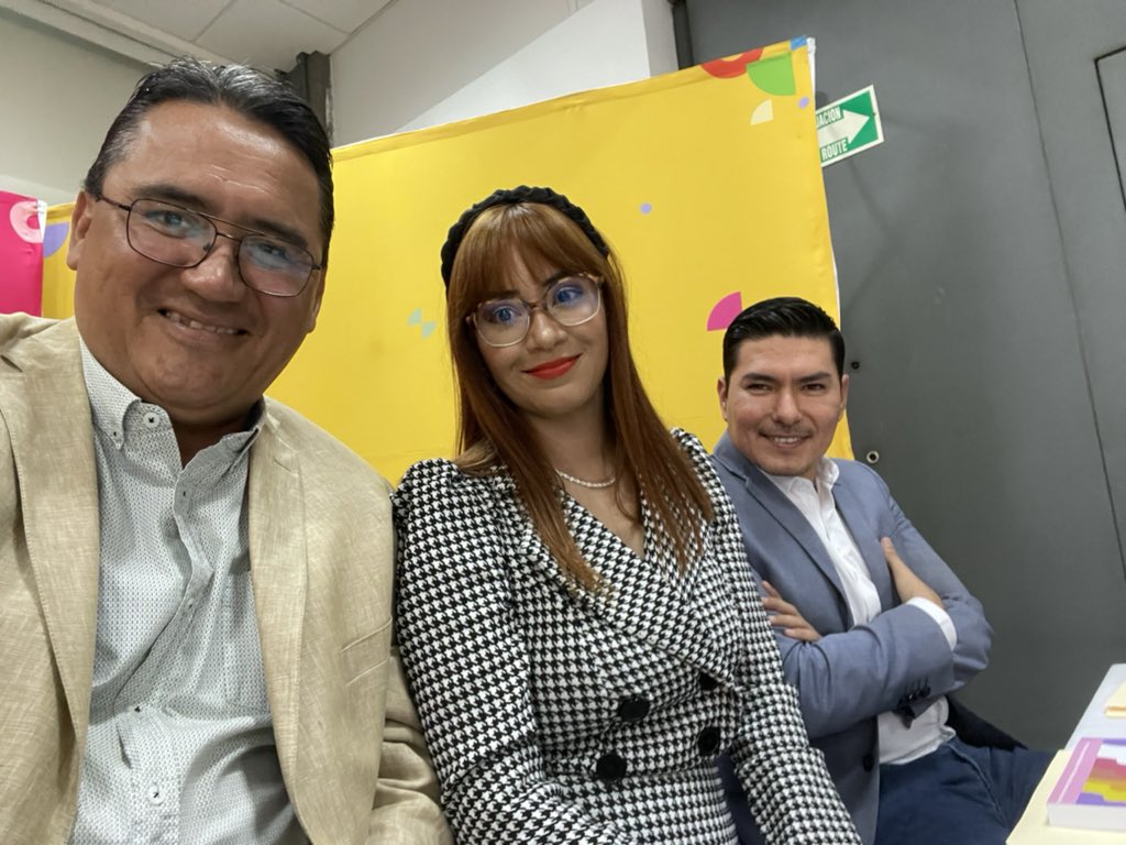 Diazceden1David's tweet photo. #Empoderamos de nuestro hacer educativo y a su vez nuestro Secretario @JCFloresMiramon fortalece con #Recrea donde se manifiesta la vinculación de todos los servicios de nuestra @SecEducacionJal , así pues se llevó esta actividad con mucha empatía misma que estará https://t.co/Fri8TCzdsm