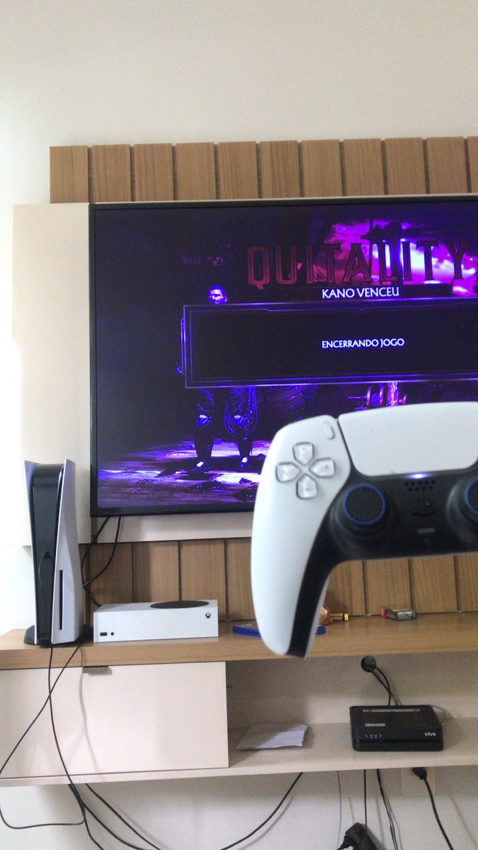 Gustavnorris's tweet photo. @RenanStain @irmaospiologo Bando de fanboy virjão hahaah.           Continuem aí defendendo sua empresa favorita que eu continuo jogando o melhor das duas plataformas. https://t.co/WYjVY2KJrf
