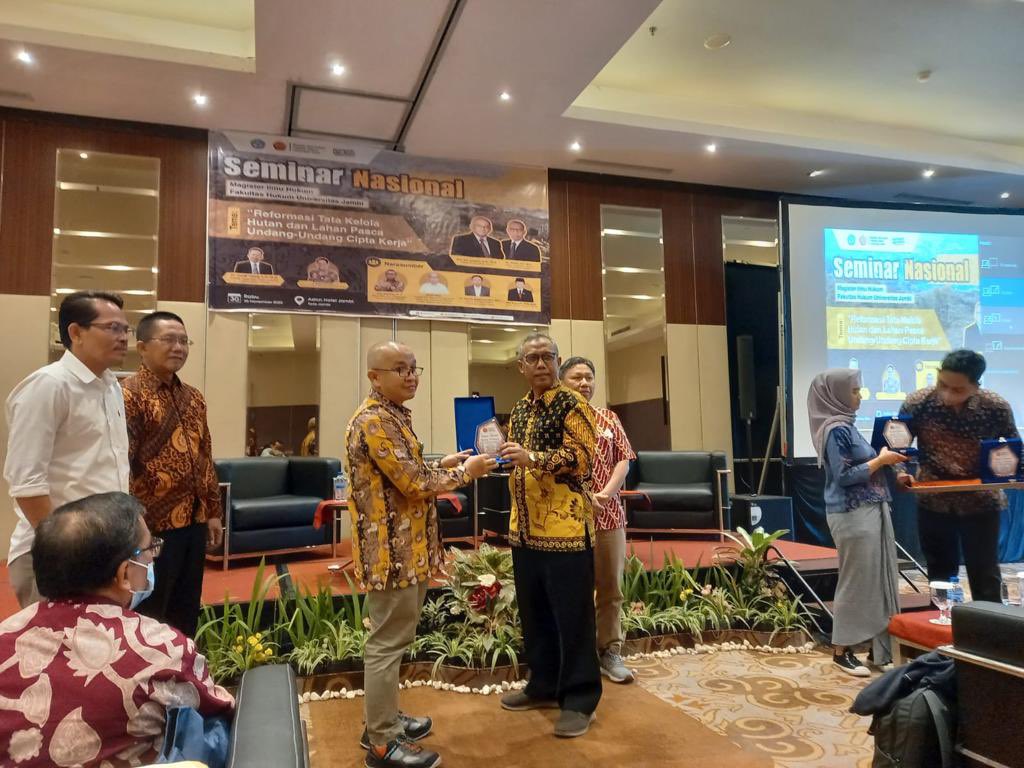 “Reunian”
Sambil ngisi seminar nasional, numpang reuni sama teman-teman lama. Silaturahmi terjaga, gagasan ikut bergerak.