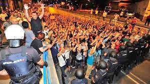 GinesRuizMacia's tweet photo. 18 de septiembre de 2017. Marchábamos reivindicando el #SoterramientoYa y un cordón policía bloqueó la salida del subterráneo del Rollo, creando una situación complicada. Hoy no hay cordón policial; no hay vías por arriba; no hay túnel. Gracias @SoterramientoMu!
📷 @RebecaPerezR https://t.co/so06PxMT2N