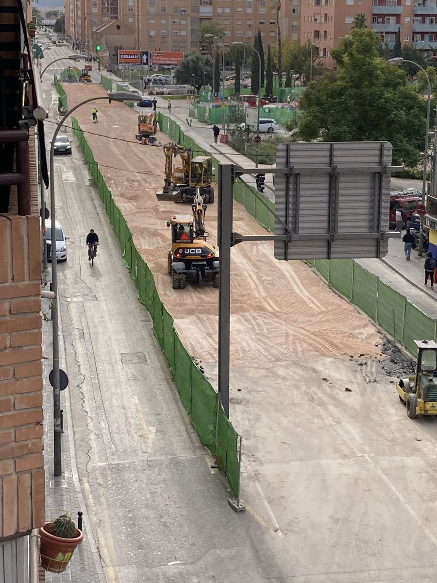 18 de septiembre de 2017. Marchábamos reivindicando el #SoterramientoYa y un cordón policía bloqueó la salida del subterráneo del Rollo, creando una situación complicada. Hoy no hay cordón policial; no hay vías por arriba; no hay túnel. Gracias <a href="/SoterramientoMu/">SoterramientoMurcia</a>!
📷 <a href="/RebecaPerezR/">Rebeca Pérez Robles</a>