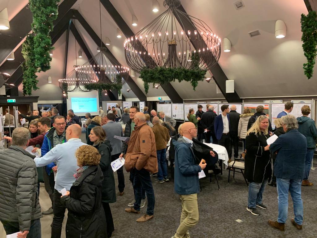 N235N247's tweet photo. Druk bezochte bijeenkomst over mogelijke (onder-)doorgang #N247 Broek in Waterland. Bijna 100 adviezen zijn door bezoekers op een ansichtkaart achtergelaten voor de bestuurders in de regio. #cocreatie Lees alle resultaten ook op https://t.co/nArxLhUFNp @ProvincieNH https://t.co/HTlZ2PToTF