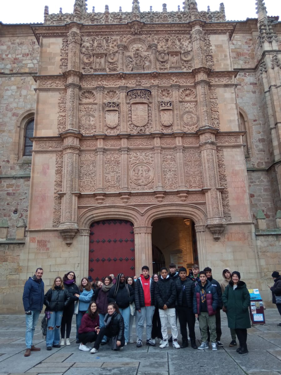 EllacuriaB's tweet photo. Eguraldia lagun #Salamanca -n bete dugu #batx2 -koen bidaia kulturalaren bigarren eguna. Arratsaldean free tour bat egin dugu hiria ezagutzeko #paraguasrojos elkartearekin. #ellacuriazurbaran #gogoakutsatubihotzakhezi https://t.co/nITCZocQ6Q