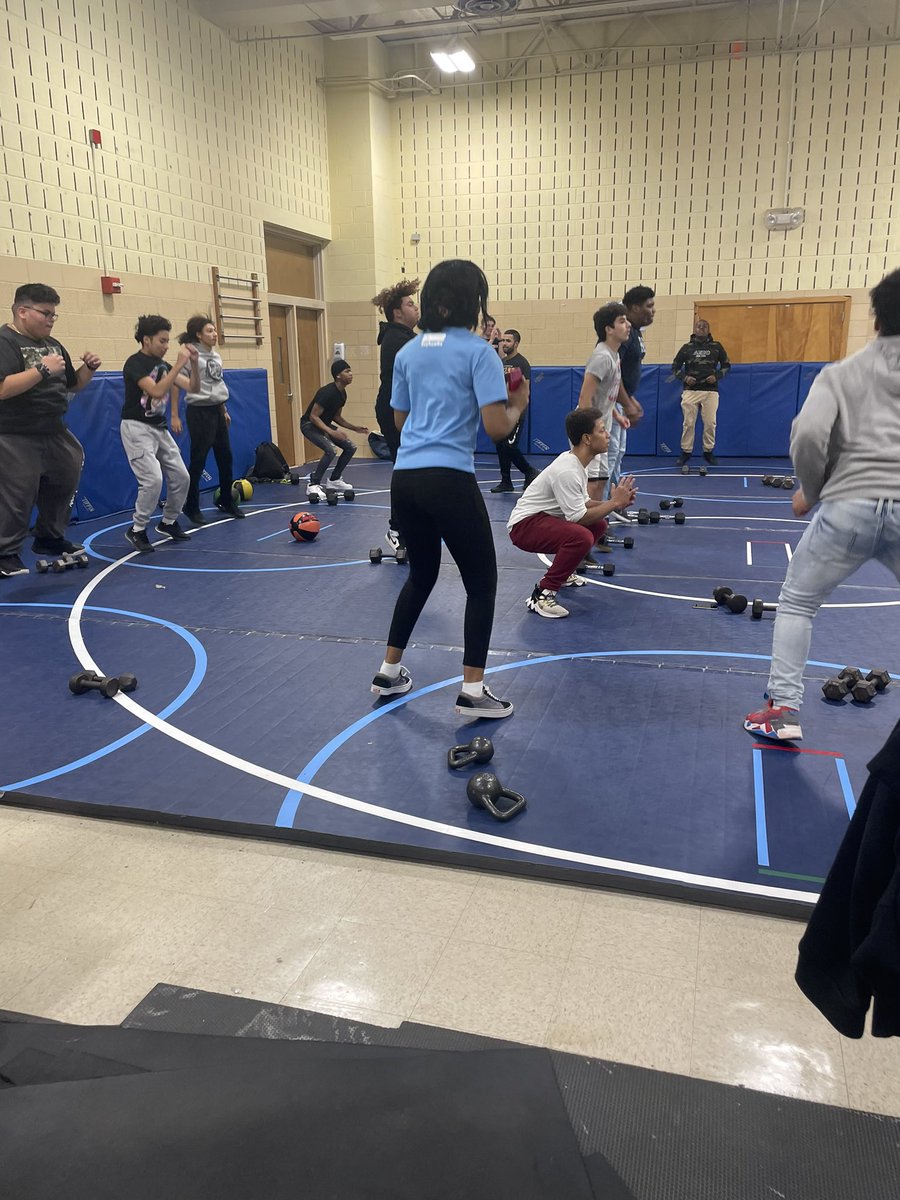 MrsKern_CHS's tweet photo. Enjoyed spending time with Mr. Acab’s weight training class today @ChesapeakeHS! Ss invited me and wouldn’t accept no for an answer! They also gave some great tips about form and building strength! @AmyTyler_CHS https://t.co/e6E2VSFIs5