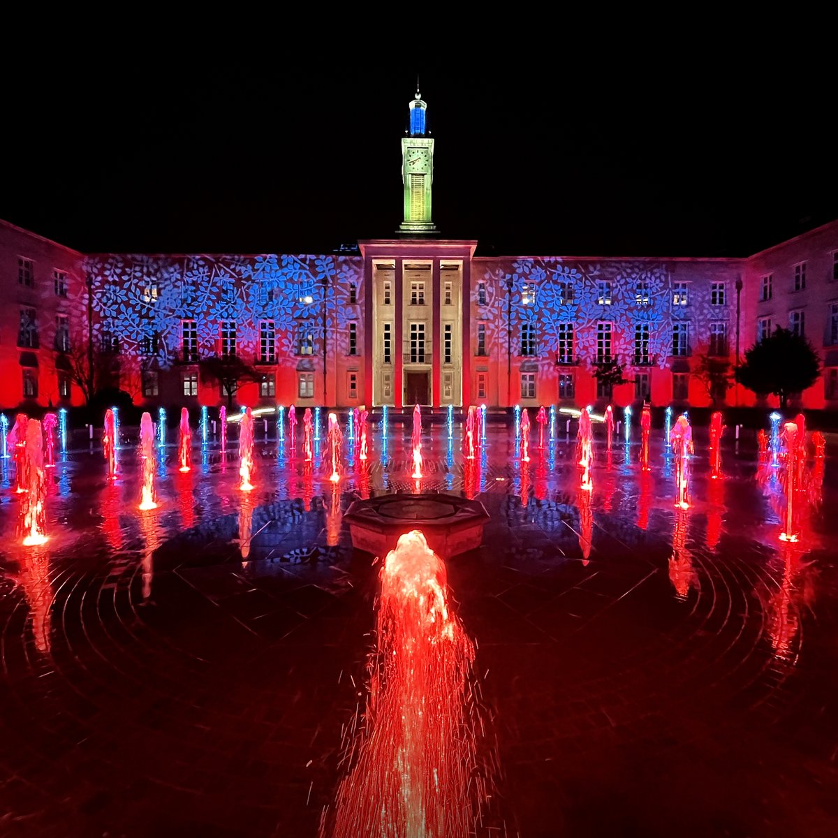 LnSDesigners's tweet image. See you later in #FellowshipSquare for our final #ChristmasMarket this year! Fantastic local artists, designers and makers, live #music, hot food, drinks and amazing light shows. Open from 3pm-8pm today! #christmasshopping #gifts #E17 #walthamstow #localmakersmarket #shopsmall