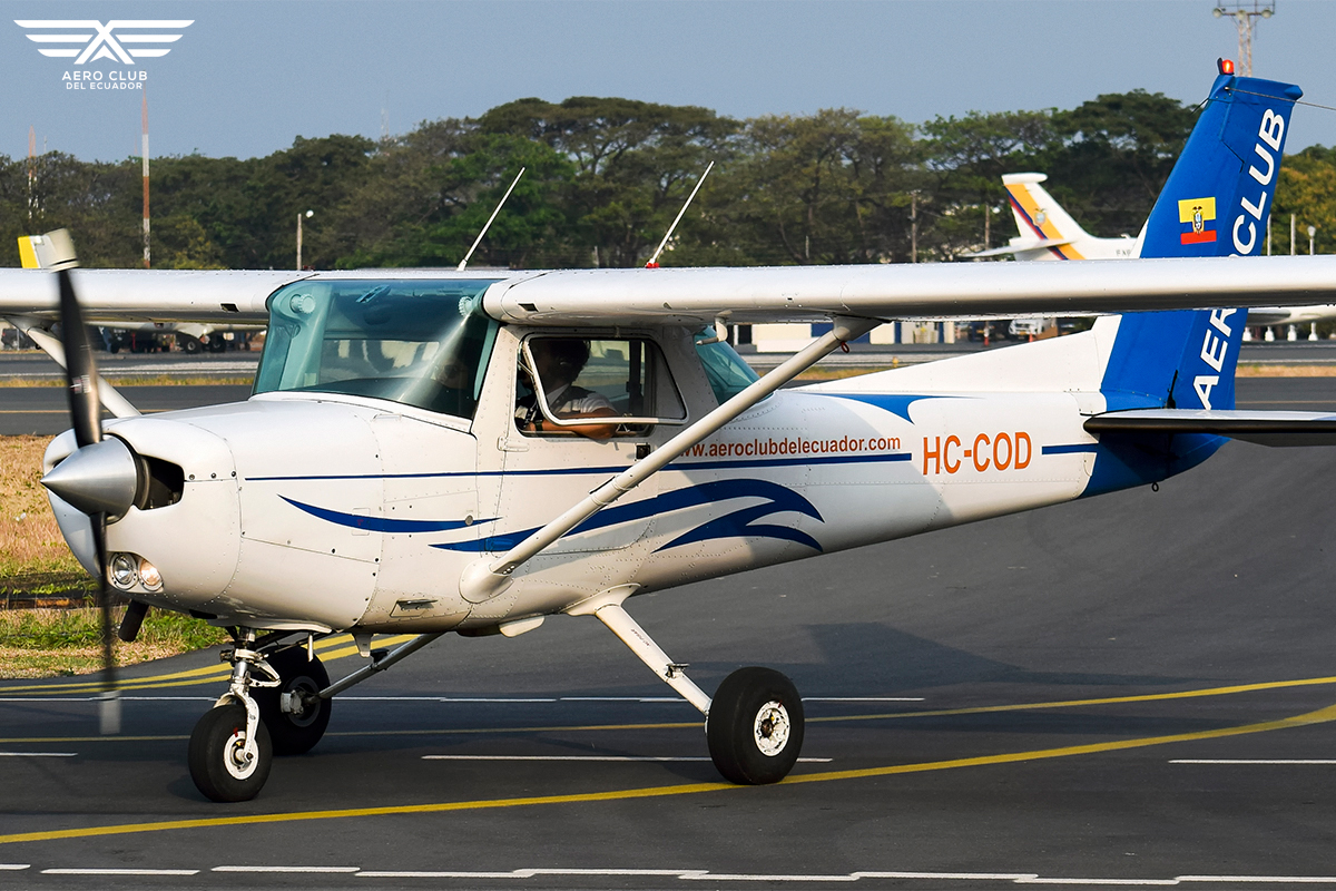 AeroClubEC's tweet photo. Les compartimos estas postales de una de nuestras aeronaves C152, donde nuestros alumnos se preparan durante su carrera de #PilotoComercial.

¡Ponle alas a tu sueño! Vive la experiencia de volar y convertirte en piloto con nosotros. https://t.co/XbJTUxpcP3