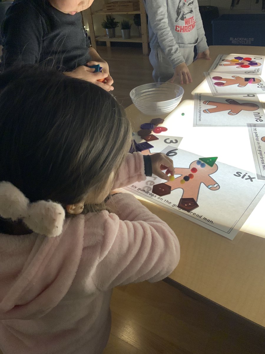 IRECPreK's tweet image. 💡🍪Gingerbread Play at the #LightTable🍪💡 Developing our #FineMotorSkills, #LanguageSkills, &amp;amp; #EarlyNumeracySkills as we play with pompoms, buttons, &amp;amp; gingerbread counting mats w/ our peers! @naturalpod @IREC1