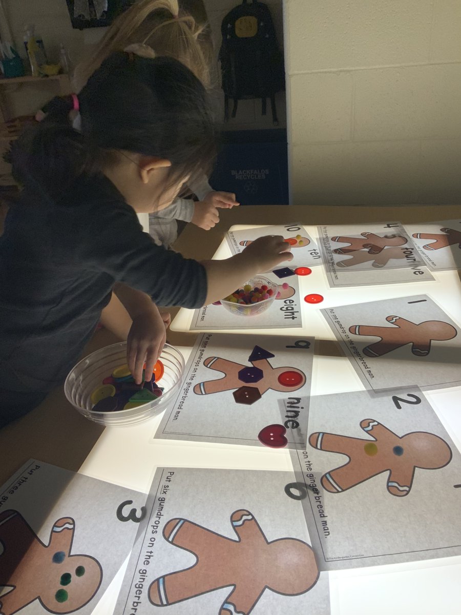 IRECPreK's tweet image. 💡🍪Gingerbread Play at the #LightTable🍪💡 Developing our #FineMotorSkills, #LanguageSkills, &amp;amp; #EarlyNumeracySkills as we play with pompoms, buttons, &amp;amp; gingerbread counting mats w/ our peers! @naturalpod @IREC1