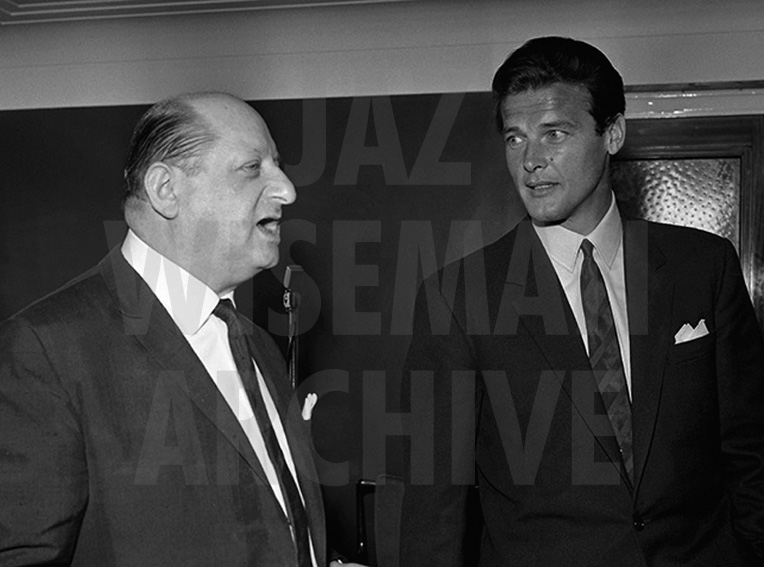 JazWiseman's tweet photo. Lew Grade and Roger Moore at a press conference at ATV House, May 1962 to announce the production of The Saint. Roger believed he was signing up for a half-hour TV series! #ITC #TheSaint #ShareTheITCLove #LewGrade #RogerMoore https://t.co/uusWub5NHE