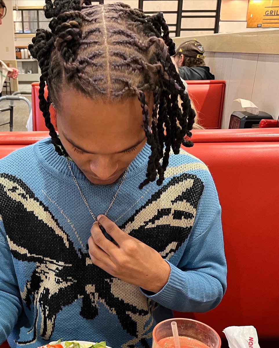 Sammynation's tweet photo. Trend setta, came to ruffle feathas 🥶 #stillmybday #sagseason 😝 https://t.co/pnkSdm14sx