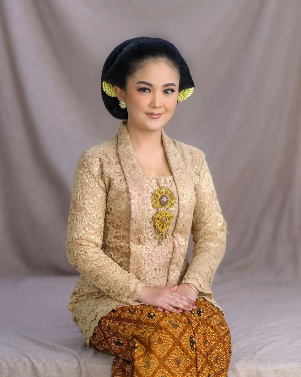 Sebagian besar masyarakat Jawa Tengah msh memegang teguh nilai yg dibawa oleh para leluhur. Hal ini juga terpancar dari pakaian adat Jawa Tengah yg bs dibilang sangat elok &amp; santun
Pakaian ini juga masih sering digunakan dalam acara" resmi &amp; acara formal lainnya🌹

#PuspitaNagari