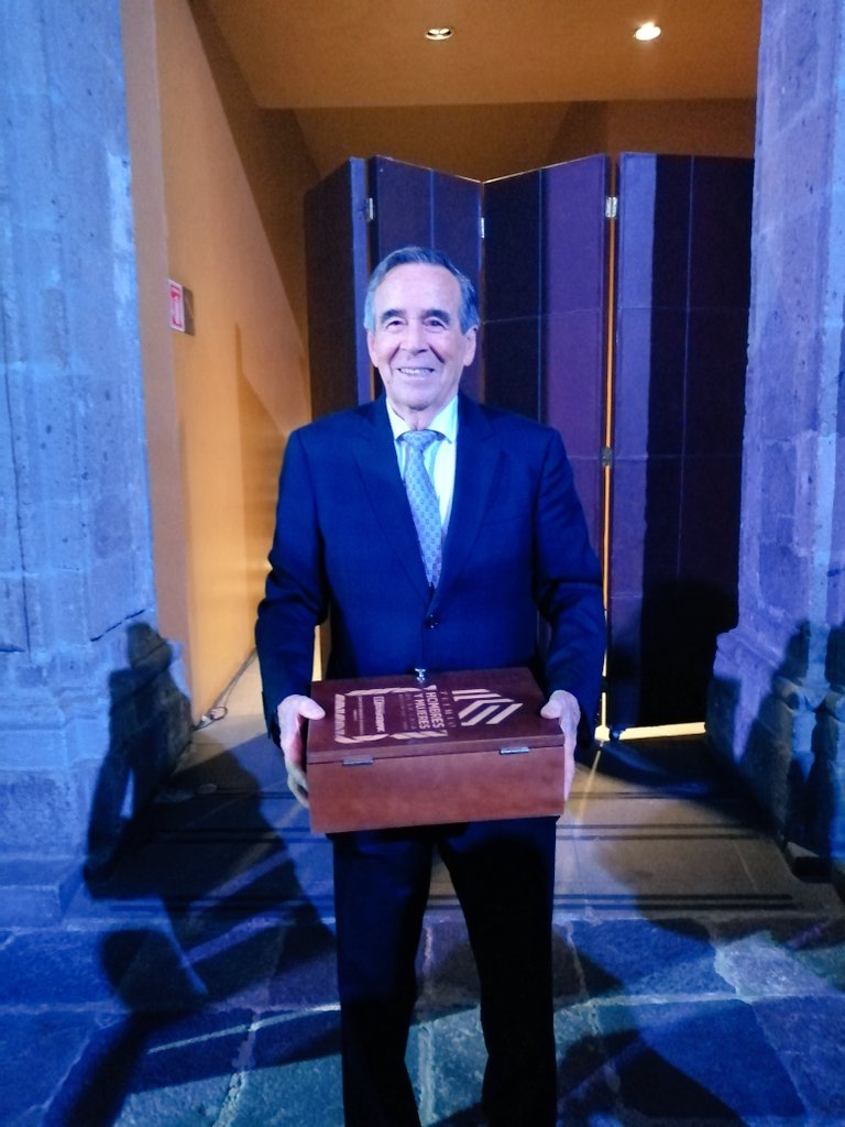 HyMdelaCasa's tweet photo. Un año más @PricumMexico de la familia de @novaceramic fue parte del #PremioHyM 2022 🏆 #ComunidadHyM https://t.co/ggAWd7qgkC