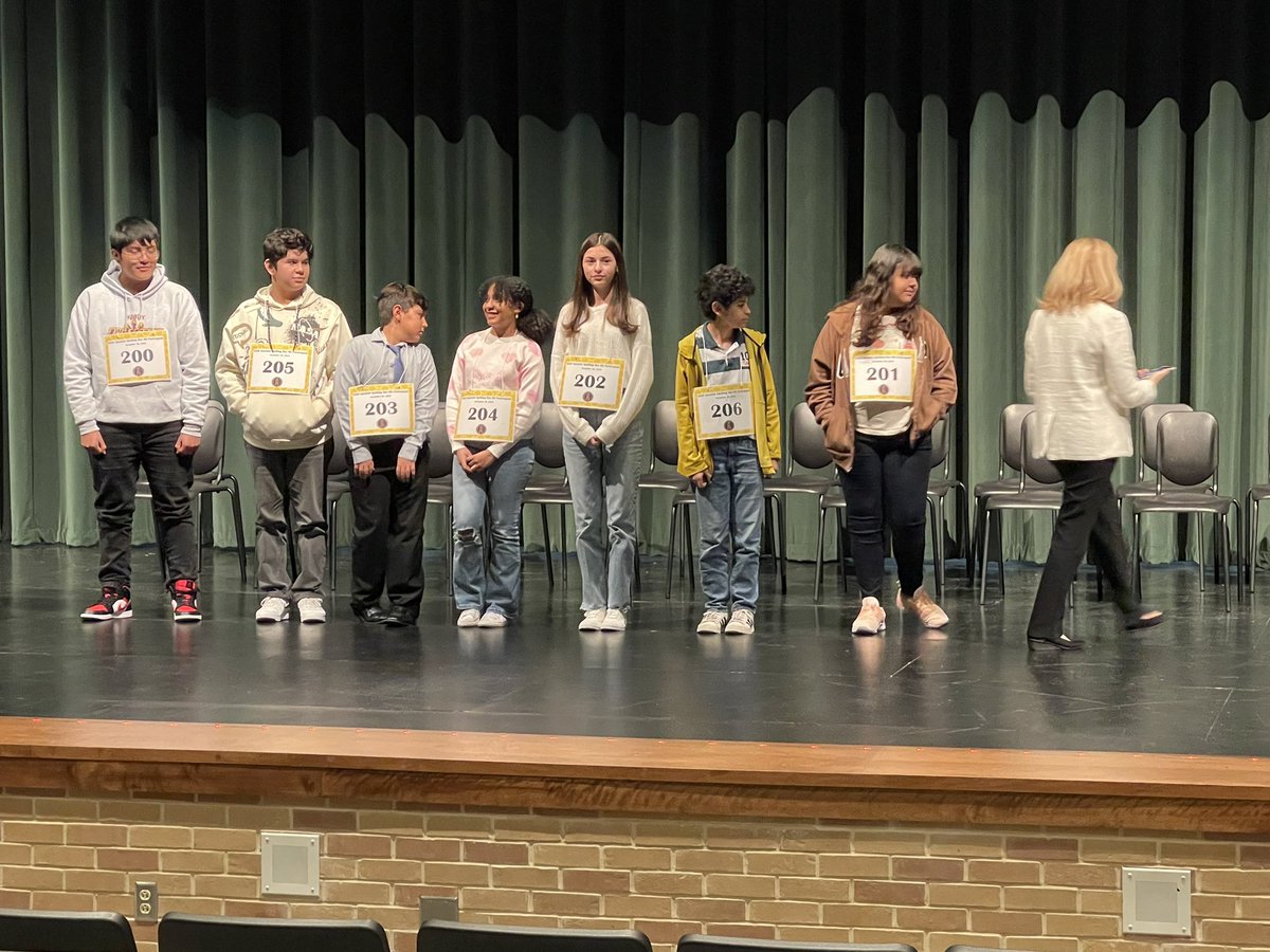 Sra_GCardenas's tweet photo. Súper orgullosa de mi alumna Yaicelis que está participando en el concurso de deletro en Español 🐝!
@JagsJournalism #JordanIgnited https://t.co/UEojcN7AuS