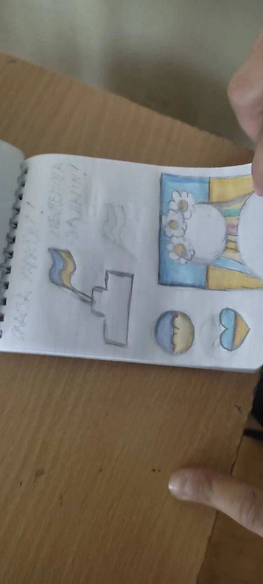 fugazidayz's tweet photo. In Crimea, a schoolgirl from Kherson ignores the Russian anthem during class and draws the flag of Ukraine.
#Ukraine #UkraineRussianWar #Ukraina #Russia #Russian #RussiaIsATerroristState #RussianWarCrimes #UkraineUnderAttack https://t.co/MAeGgpMu2k
