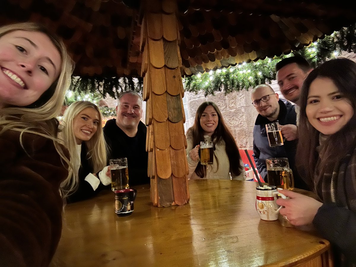 Having fun with my team at the Birmingham Christmas Market before #UKOUGBreakthrough22 start tomorrow! Ready for great #orclapex content! ✨😁