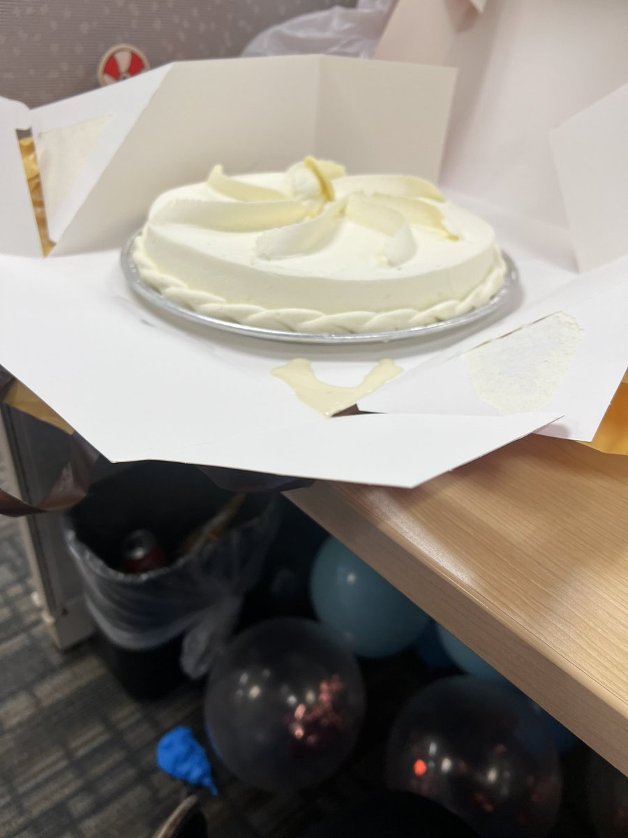 MikeyGodKing's tweet photo. First time a job celebrated my birthday lol https://t.co/ZjoASqw5zJ