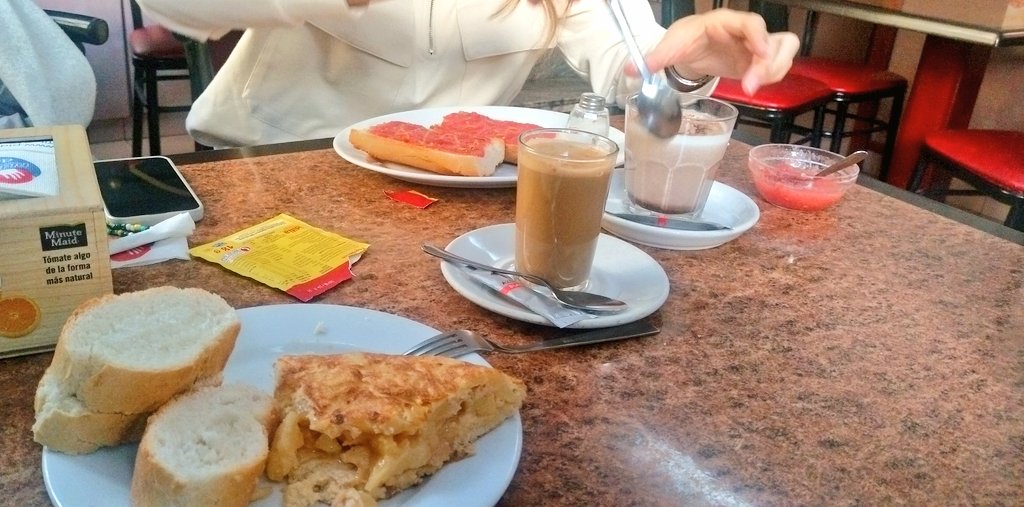 e_mulio's tweet photo. Lo feliz que soy en estos restaurantes de lujo. De verdad, que no podéis imaginarlo ♥️🥪🍻 https://t.co/W53BAe43LW