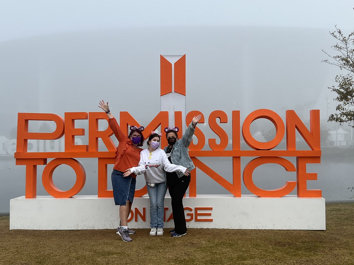 lizzy728's tweet image. A year ago today I was on a flight with my daughter to LA to see our boys.  How I wish we could all see them again soon!!  Had the best time!!!!