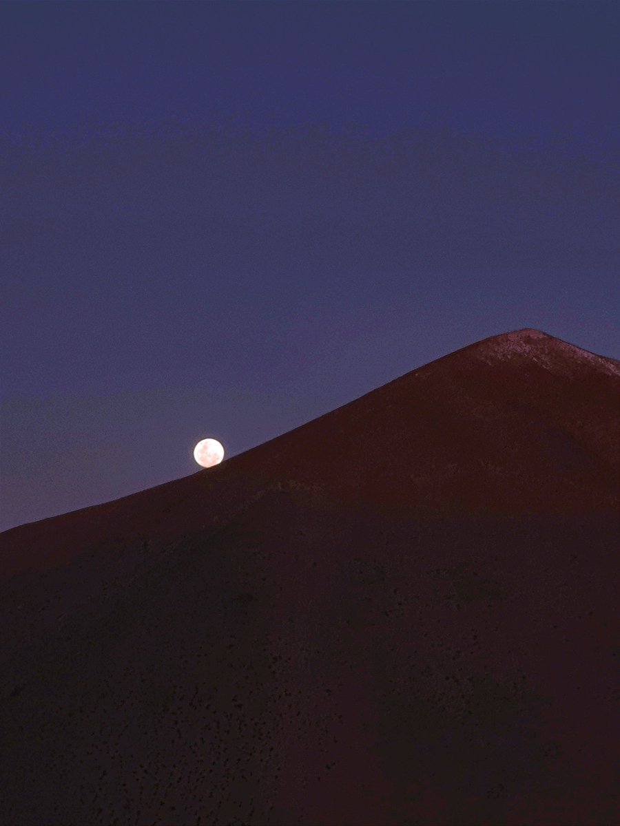 Me tomo meses hacer que la luna llena rosara la pendiente de ese cerro para simular que cae. Regáleme un RT aún que sea 😅
instagram.com/Seba_Astrofoto…