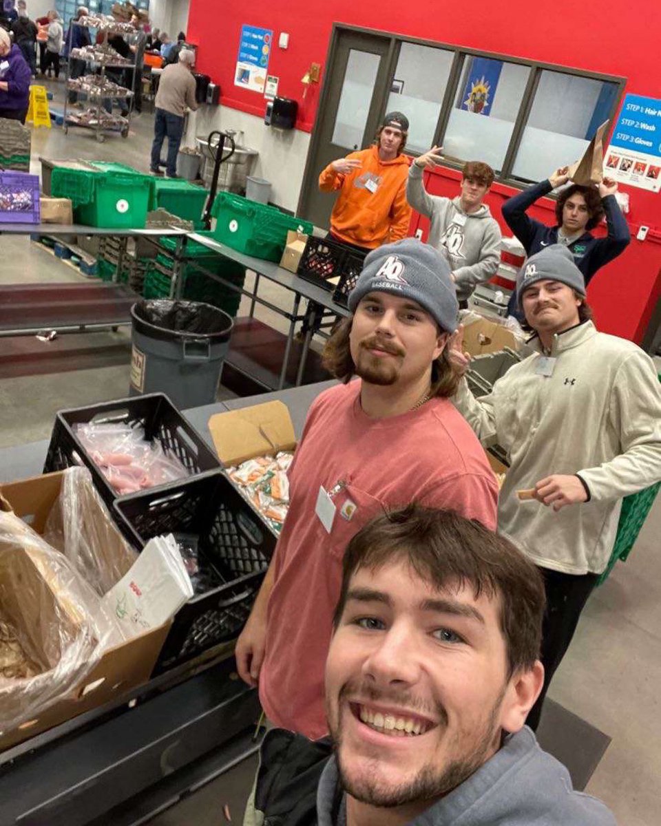 AQ baseball giving back to the community today at Kid’s Food Basket. #SaintsMarchOn #Baseballplayers #AquinasCollege #Volunteering #KidsFoodBasket #GrandRapids #Michigan 

kidsfoodbasket.org/volunteer/