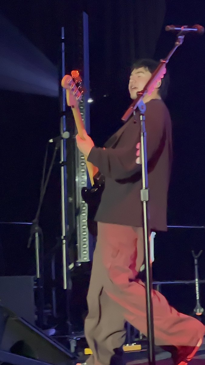 5sostourdaily's tweet photo. Calum!! #TakeMyHandPerth https://t.co/9rwlRUNL1G