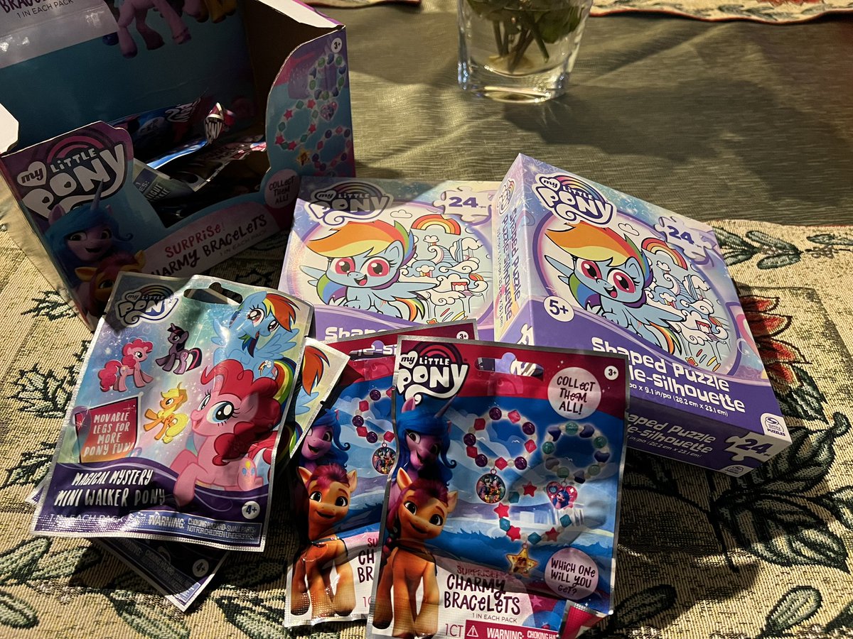 ramivic's tweet photo. Ponies found at the local Dollar Tree! #mlpmerch #mlpg5 @Brony_RT #puzzles #bracelet #mlp https://t.co/Vx6ABmd3YH
