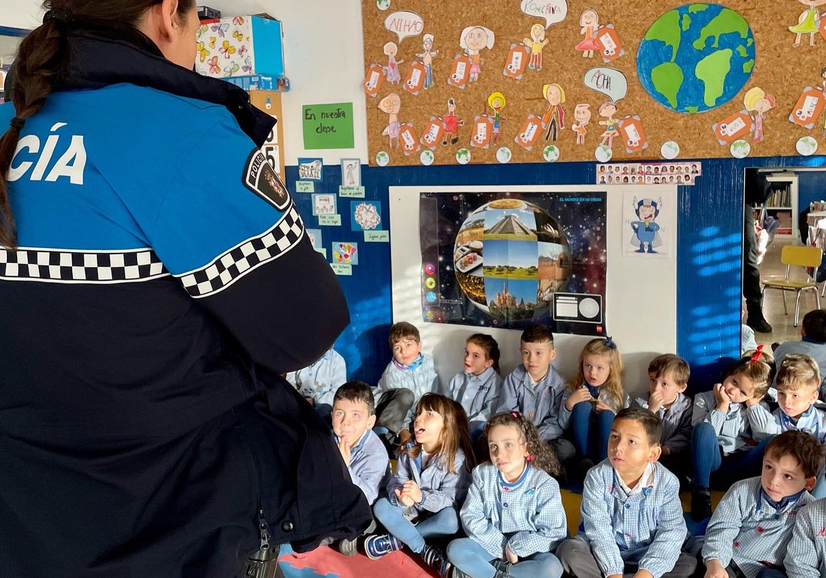 CCVirgenBlanca's tweet photo. V𝚒𝚜𝚒𝚝𝚊 𝚍𝚎 𝚕𝚊 P𝚘𝚕𝚒𝚌í𝚊 L𝚘𝚌𝚊𝚕 👮🏻‍♀️🚔 como colofón al proyecto “Al otro lado de la calle” 
Los niños/as de 3° Inf. y 1° Prim. han podido conocer de cerca un poco mejor cómo es el trabajo de la @LeonPolicia 
¡Muchas gracias! 

#CCVirgenBlancaLeón #Leonesp @FundEducere https://t.co/EAnrwkYGj5