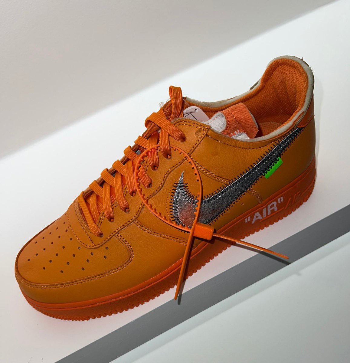 uptod4te's tweet photo. マイアミのRubell Museumで開催される“Virgil Abloh: The Codes c/o Architecture”で未発売のOff-White™ × Nike Air Force 1が展示 ［オフホワイト ナイキ エアフォース1 サンプル］
https://t.co/GXeFkIL0JT https://t.co/4XStJx3j8V