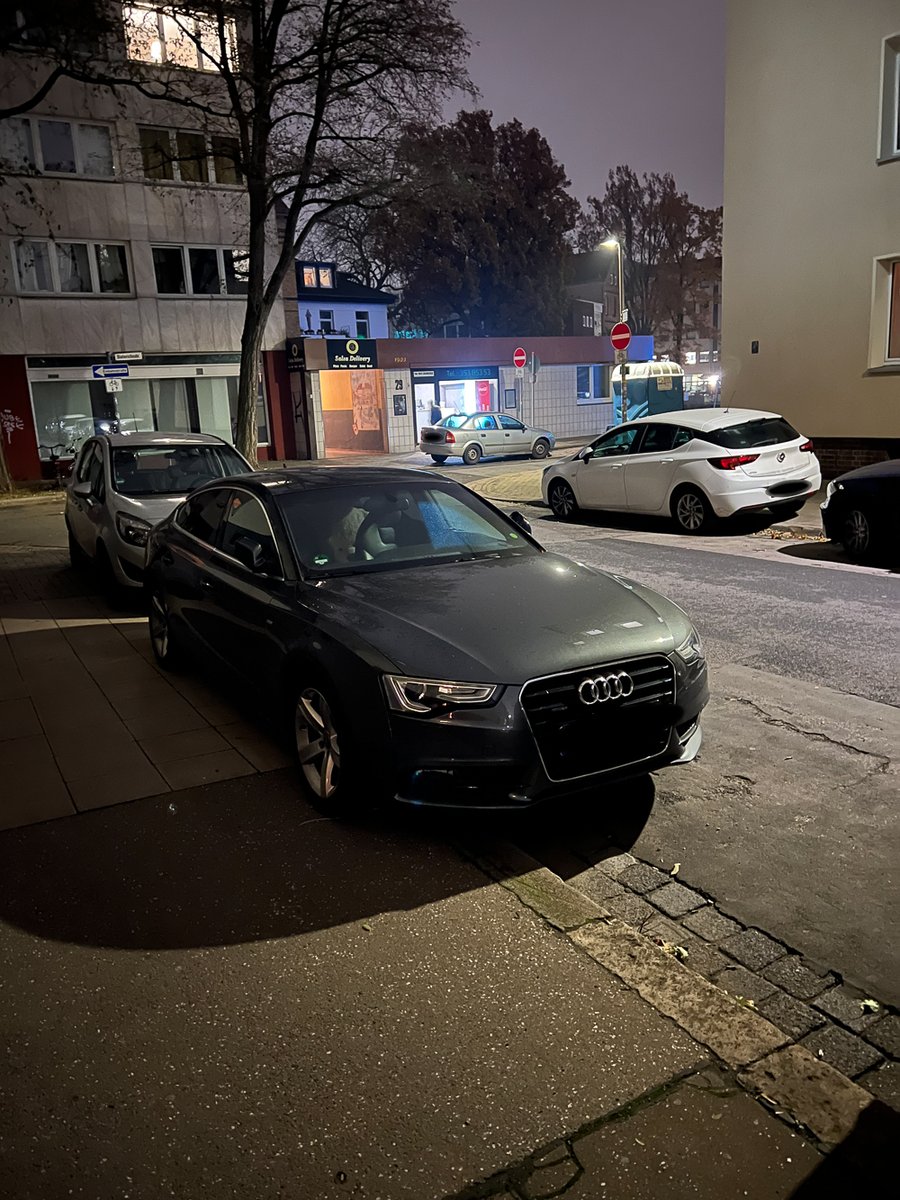 Nun, ich war jetzt über Zwei Wochen nicht da, natürlich wird das Fahrzeug dort nich- oh? Kleiner Spaß natürlich. Geschlagene 26 Tage später steht das Fahrzeug dort immernoch 🤡 
2022-11-30
#Hannover #Gehwegparker #MehrPlatz #Verzweifelung