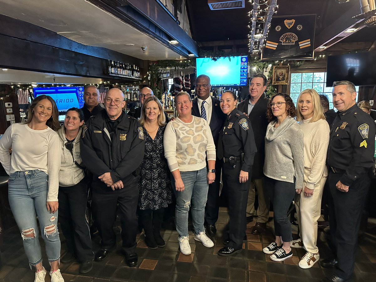 ErinforBoston's tweet photo. Special Walk the Beat with a trip to the @WarrenTavern for lunch & a special performance of holiday singing from the students at the @Warren_Prescott. TY to the @bostonpolice for organizing these walks w/ our seniors each week. #communitypolicing #actionnotjustwords #bospoli https://t.co/WFBR823phA