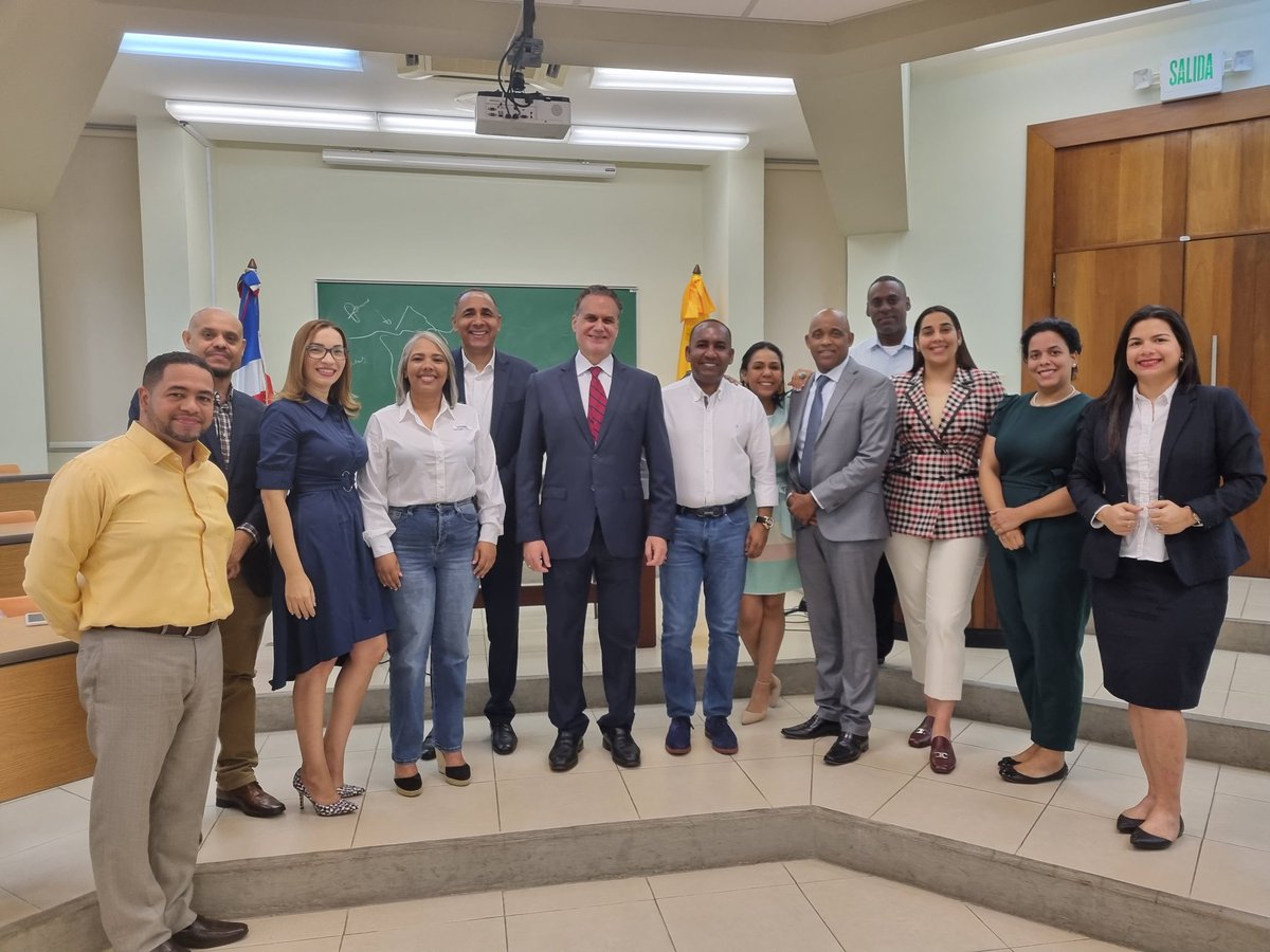 NEspinalBaez's tweet photo. Un honor reflexionar juntos y compartir ideas con prestigiosos estudiantes de la Maestría en Administración Pública de mi alma mater la @PUCMM https://t.co/D4NA1WhxGk
