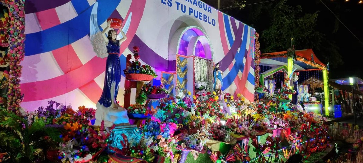 Un derroche de fe, religiosidad, amor cristiano, alegría y belleza son los Altares a la Purísima Concepción de María en la avenida de Bolívar a Chávez. El pueblo Mariano con sus familias se desbordan visitándolos, reiterando su fe mariana y su compromiso con la paz y solidaridad.
