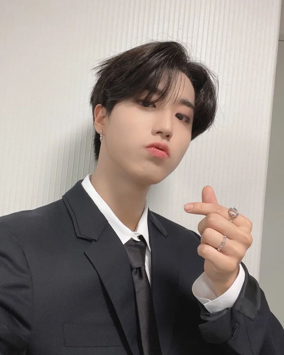 StrayKidsPHL's tweet photo. [📸] 221129 Stray Kids Instagram Update

"STAYYYYY Thank you very very much for the award and giving us this great day. I'll really do my best to repay the love you give us many hundreds of times!! I love you, STAY!! #loveyou #STAY #MAMA #2Awards #SelcaBomb"

(1/2) https://t.co/Ggasf0Ew7S