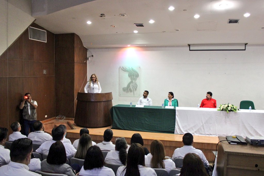 Tu_IMSS_TAM's tweet photo. La Dra. Velia Patricia Silva Delfín, delegada del #IMSSTamaulipas y el Dr. Pedro Luis Ramírez Perales, Srio. Gral. de la Sección X del #SNTSS presentaron la Estrategia Nacional #IdentidadIMSS con el objetivo de fomentar el buen trato, los derechos humanos y la igualdad de género. https://t.co/SMWNHsxHYz