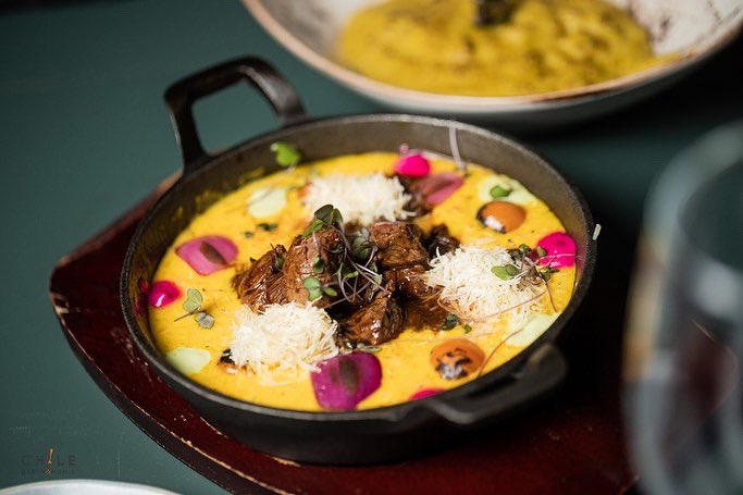 Fuimos invitados a conocer #Mimosa en <a href="/BordeRioChile/">BordeRío</a> en la comuna de <a href="/MuniVitacura/">Municipalidad de Vitacura</a> este increíble lugar mixtura el arte 🎨🖌️ plasmado en sus muros, por el artista nacional #santiagoerrazuriz, Su cocina se caracteriza por recetas clásicas Peruanas 🇵🇪 con ingredientes Chilenos 🇨🇱