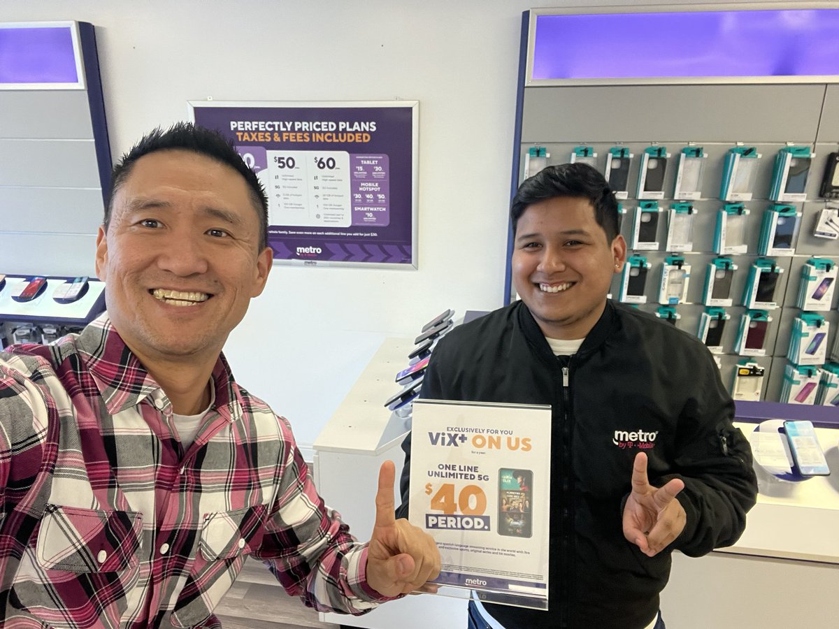 JamesLeeWW's tweet photo. Meet Elmo one of our amazing #MobileExperts! His Reason for the Season @MetroByTMobile is the awesome @UnivisionNews ViX+ and our amazing Free Tablet on America’s Largest 5G Network! @MikeyCajayon @kharen_g Raving reviews of his support partner DDM ~> @JocelynMbyT https://t.co/pLdVOYaPfn
