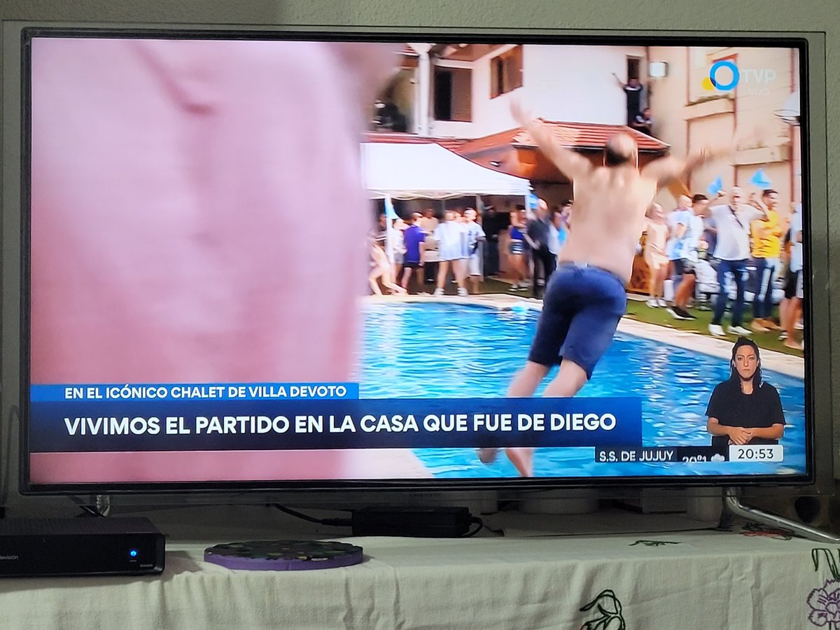 mati_delta_'s tweet photo. @DanEdwardsGoal They celebrated the victory into the pool. https://t.co/rsbgebFA7p