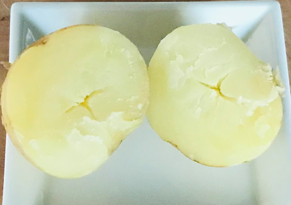 hotaru_iori's tweet photo. 【ご案内】
新じゃがの季節、長崎黄金（１枚目）にアイマサリ（２枚目）と立派なものができました✨特に長崎黄金は滑らかな食感・栗のような香りとぜひ一度食べてみてほしい品種です！送料込み・３ｋｇ２０００円から下記リンクにてご案内しております🙏
⠀
【詳細・お申込】
https://t.co/eGRCItdrbq https://t.co/uySXxC17JG