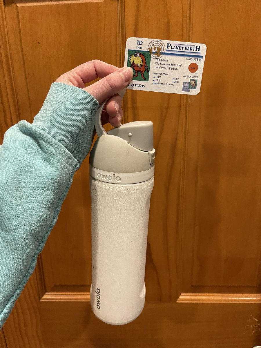 DanikaMinster's tweet photo. Carrying a reusable water bottle rather than a plastic one can help prevent the plastic waste problem. Using a reusable water bottle uses less oil, releases less carbon dioxide, won’t pack landfills, and will help decrease plastic pollution in our water @franklinlorax #apeswater https://t.co/g8bfrZQXmg