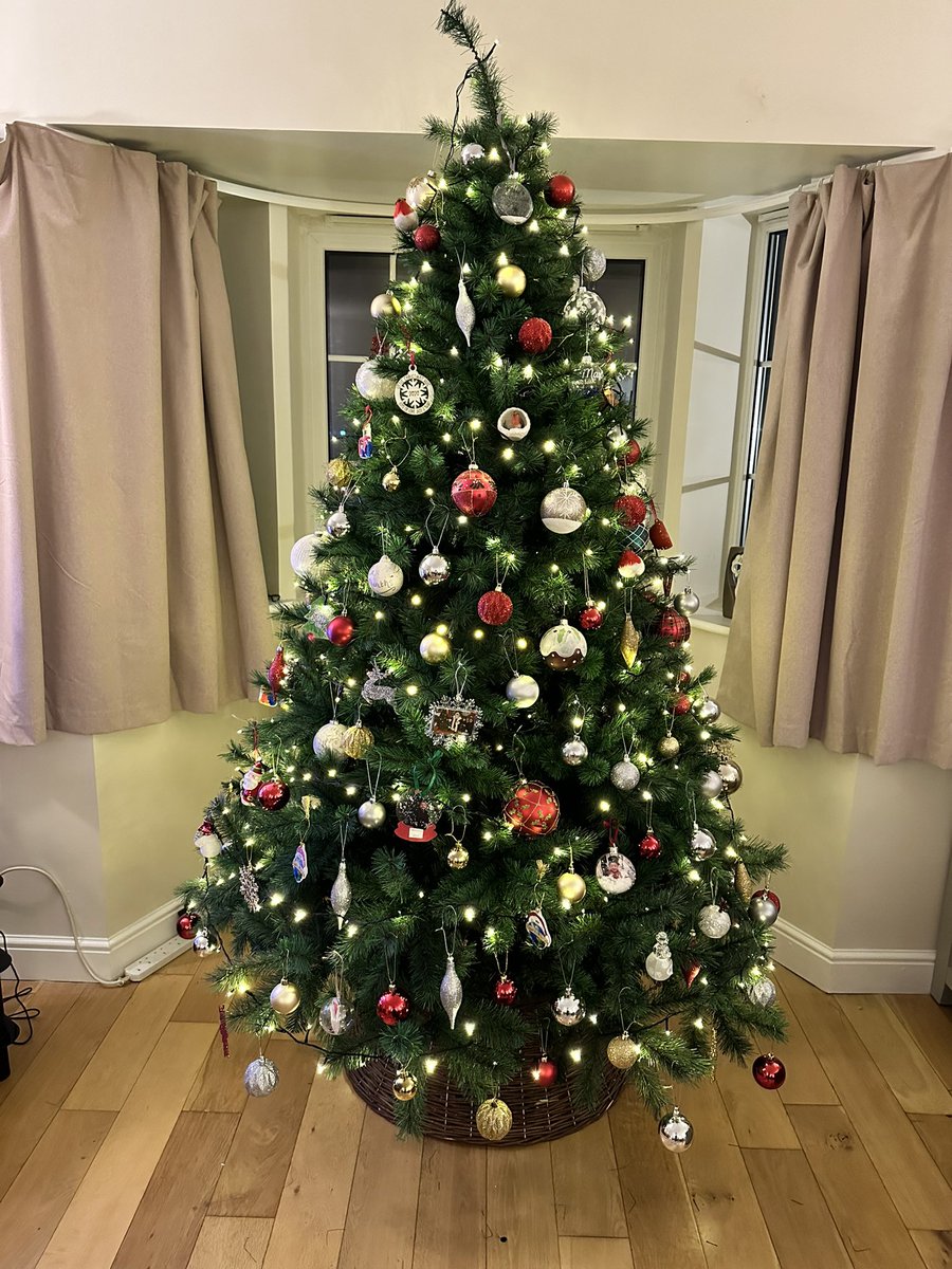 Smarty_91's tweet photo. God I love Christmas, but I do wish someone would come and decorate my house ๐ #fourhourslater https://t.co/V5nGxJoFrg