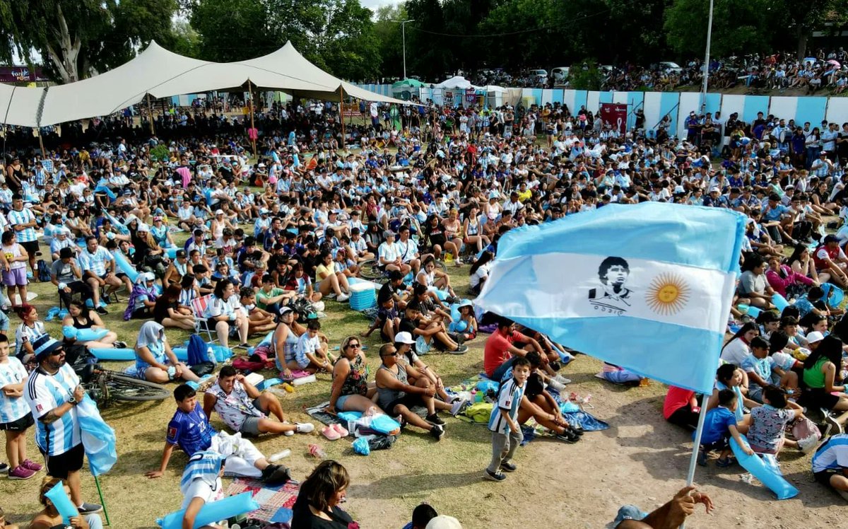 MuniLujanDeCuyo's tweet photo. Fan Point | Luján de Cuyo
Con más de 2000 personas alentamos en familia y con amigos del gran triunfo de la Selección Argentina 🇦🇷.
¡Vamos Argentina!
Luján es Mundial ❤️.
#Qatar2022
#FanPoint
#LujánHaceBien https://t.co/FBp5SvgBdL