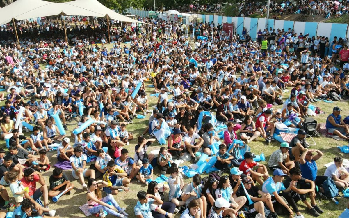 MuniLujanDeCuyo's tweet photo. Fan Point | Luján de Cuyo
Con más de 2000 personas alentamos en familia y con amigos del gran triunfo de la Selección Argentina 🇦🇷.
¡Vamos Argentina!
Luján es Mundial ❤️.
#Qatar2022
#FanPoint
#LujánHaceBien https://t.co/FBp5SvgBdL